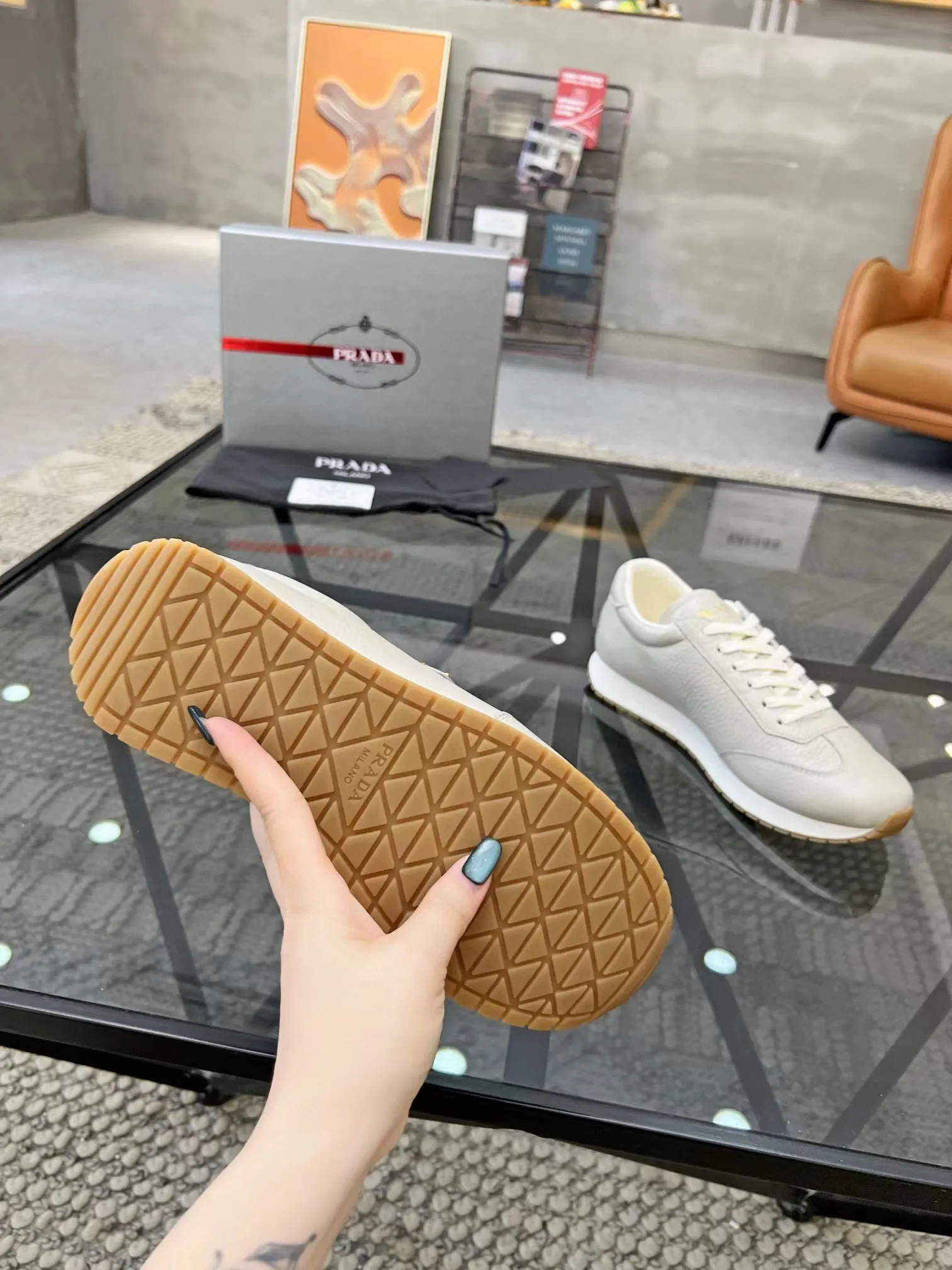 Factory price: 400💰Prada new men's leather sports shoes, the highest version on the market, any comparison is welcome🆚! The original leather has excellent texture and is super high-end! Fetal sheep net lining imported from Italy, removable pad! Luxurious materials and fine workmanship, highly recommended! Code number: 38-44, customized 45